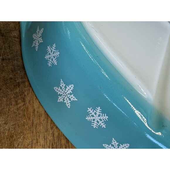 Vintage Pyrex 1 1/2 Qt Divided Turquoise Snowflake Casserole Dish MINT - Picture 9 of 10